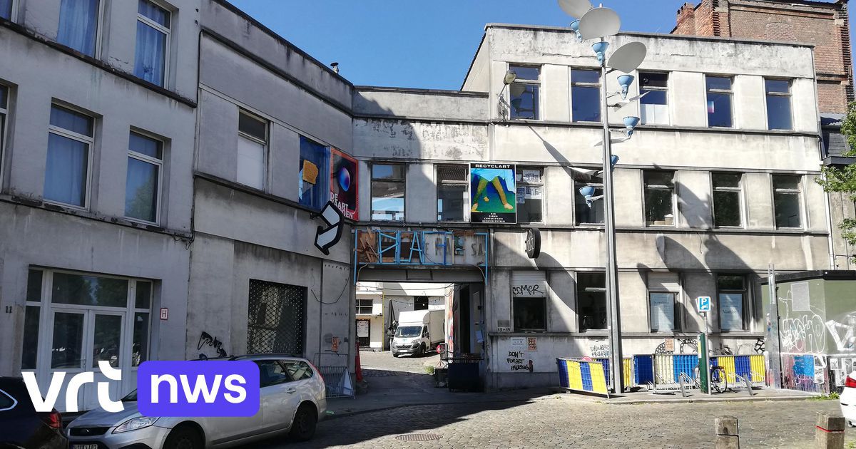 Un pompier tombe à travers le toit alors qu'il tente de sauver un fêtard