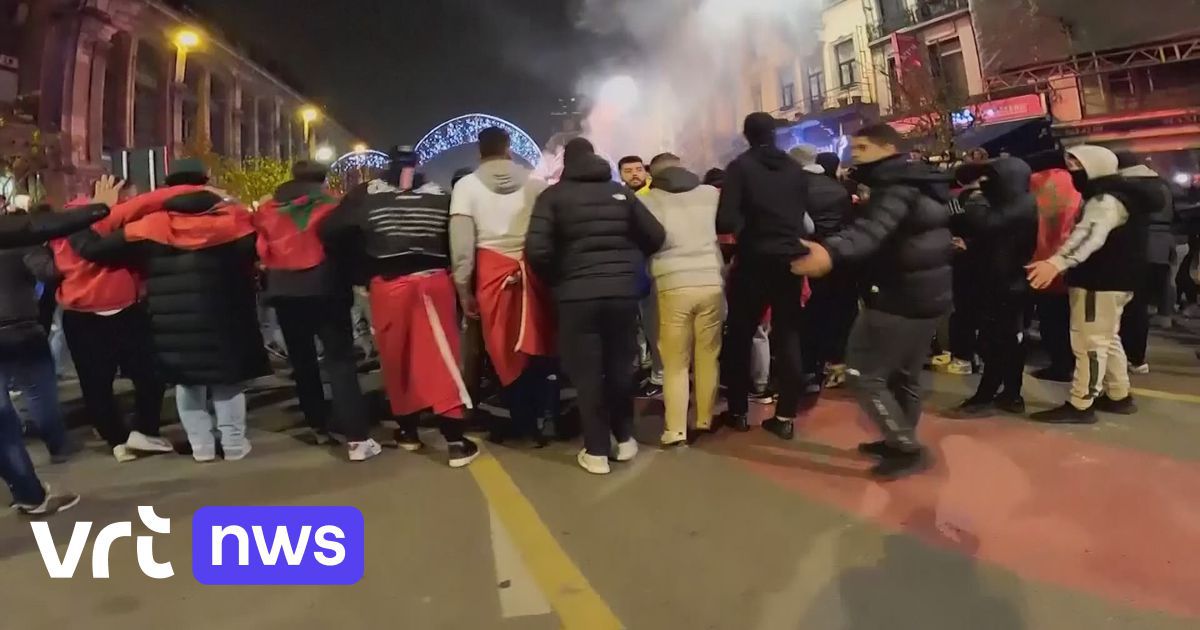 Les supporters marocains forment une chaîne humaine pour s'assurer que les célébrations ne deviennent pas incontrôlables