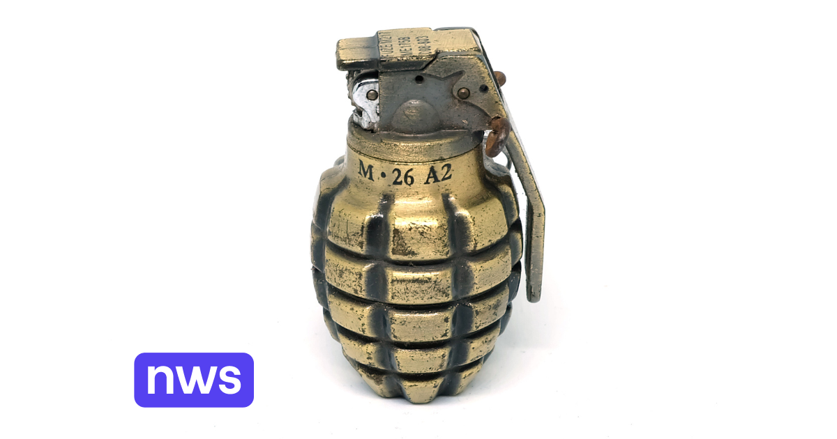 Une femme conduit une grenade à main au poste de police dans sa voiture