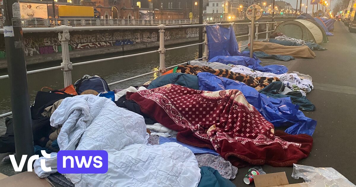 150 demandeurs d'asile du squat Paleizenstraat passent la nuit dans la rue