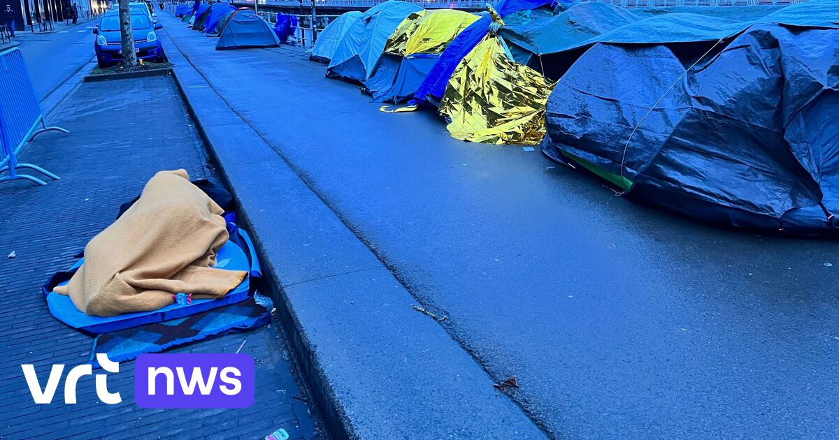 Environ 200 personnes passent une autre nuit dans des tentes en face du centre d'enregistrement