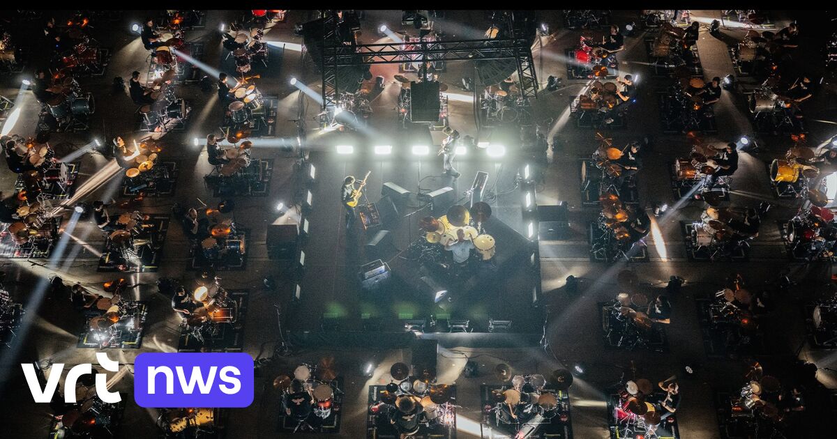100 Drummers mettent en scène StuBru en hommage à Taylor Hawkins au Palais des sports