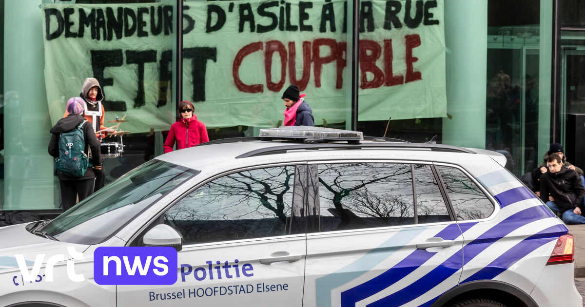 VIDÉO : Les demandeurs d'asile occupent le futur siège du Centre national de crise