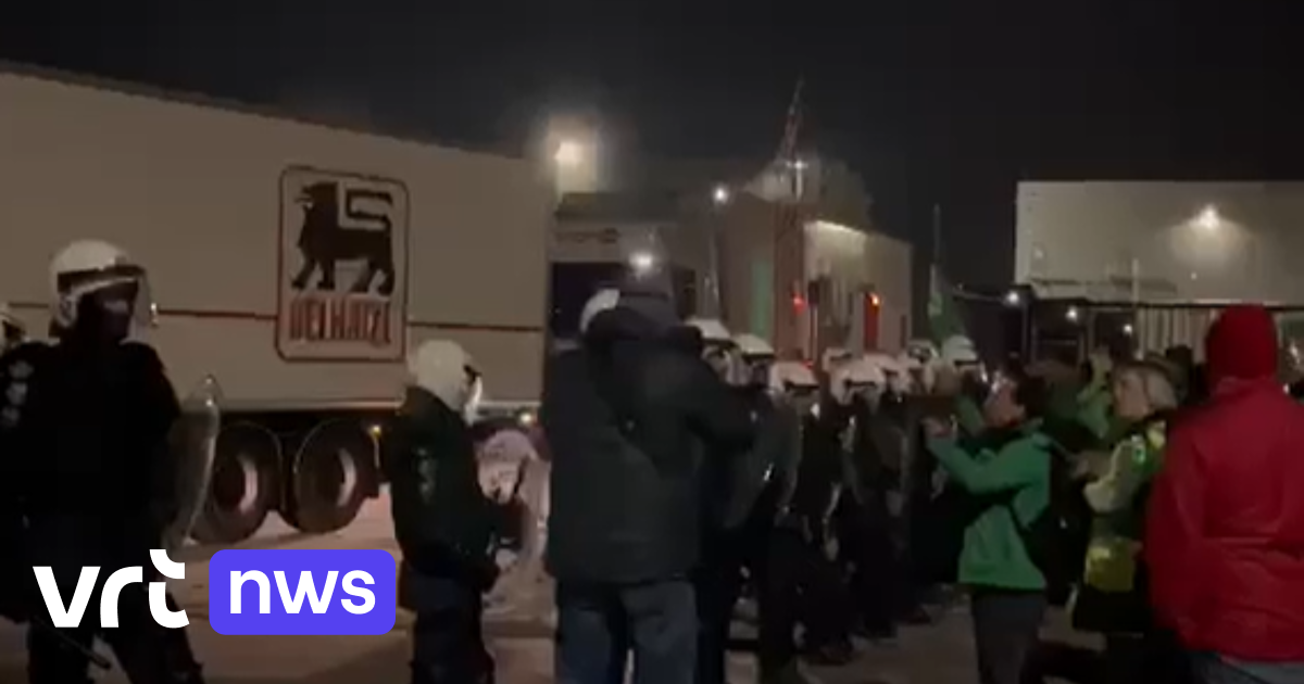 La police intervient pour soulager le centre de distribution de Delhaize (VIDEO)