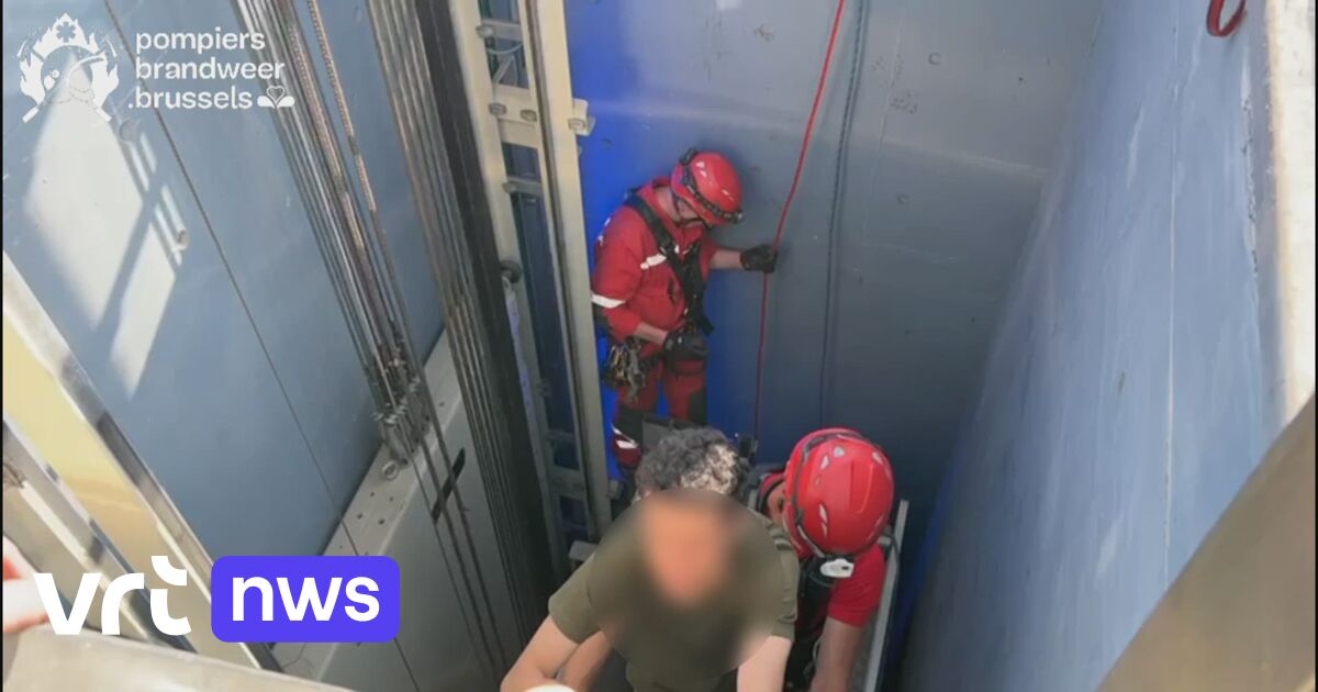 VIDÉO : Les pompiers libèrent les élèves de l'ascenseur bloqué du métro bruxellois