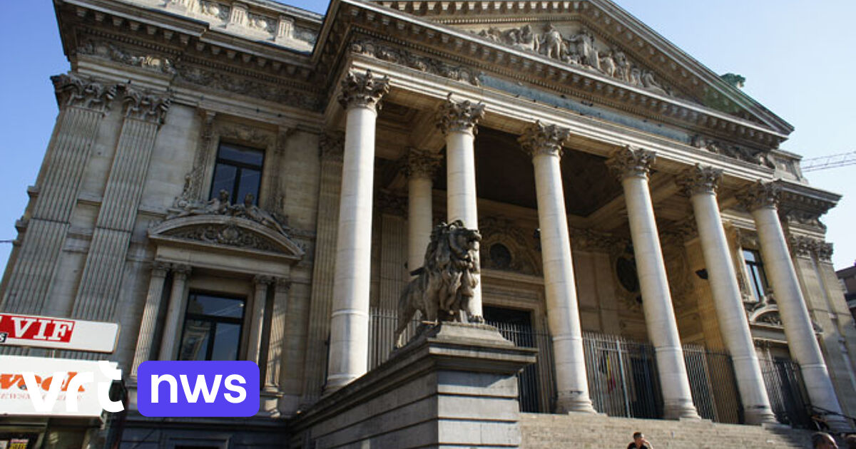 VIDÉO : Un « joyeux » touriste irlandais endommage un lion dans le bâtiment récemment restauré de la Bourse de Bruxelles