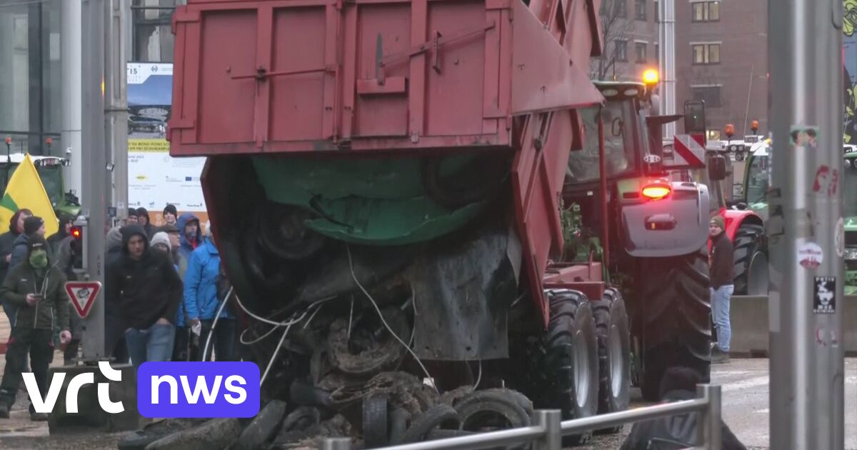 Des incendies brûlent dans le Quartier européen, la police déploie des canons à eau aux barrages routiers (VIDEO)