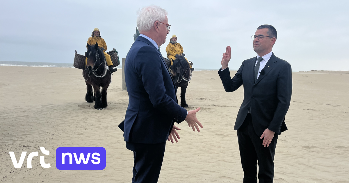 Nouveau maire de la municipalité costale de Koksijde assermentée sur la plage