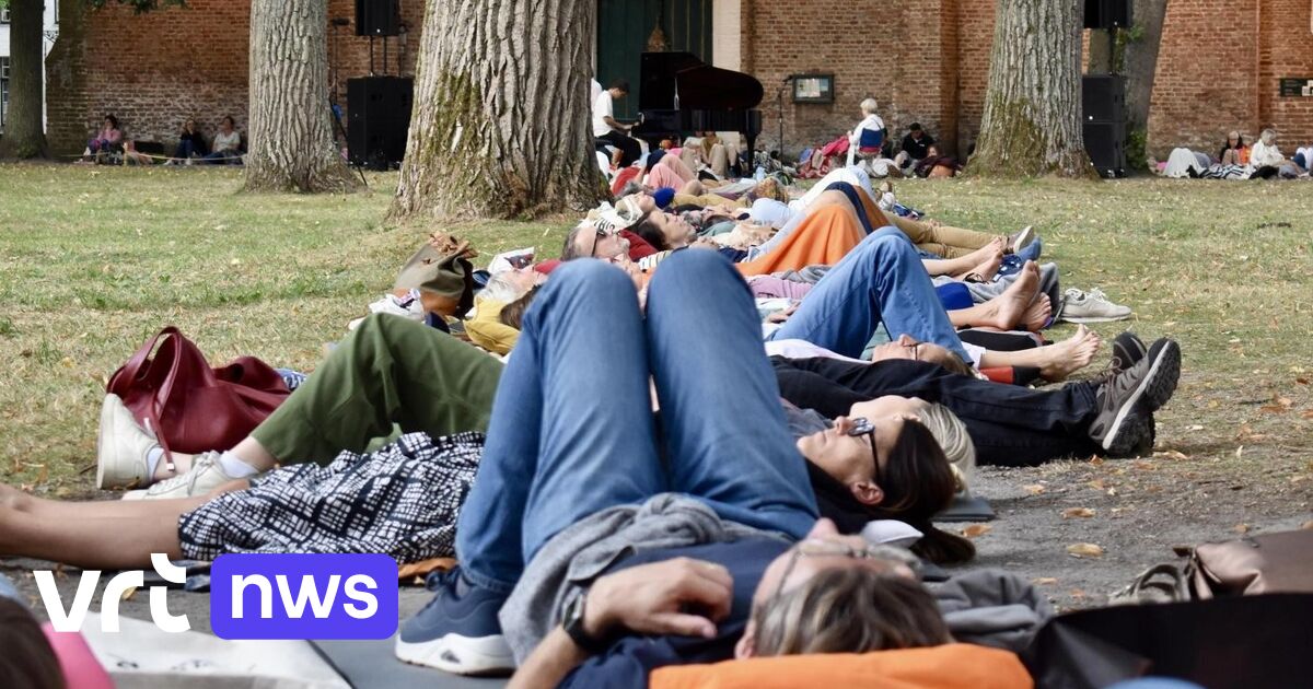 800 Bruges Folk Précient un concert de piano au mensonge au beguinage