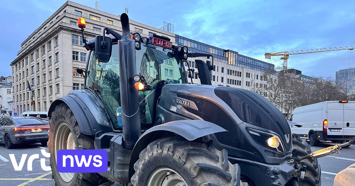Manifestation des agriculteurs contre l'accord de libre-échange : convois de tracteurs sur les autoroutes, embouteillages à Bruxelles
